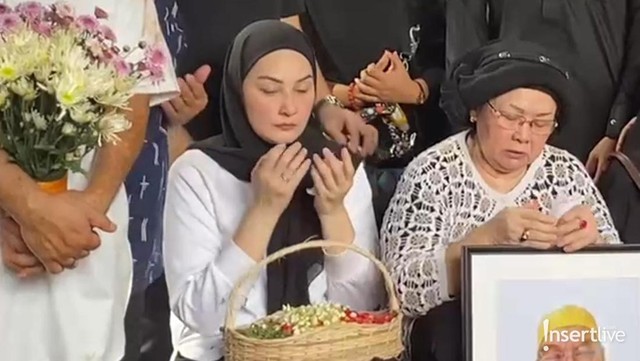 Update Informasi Selebriti InsertLive : Terpopuler: Ayah Mona Ratuliu Wafat hingga Prilly Latuconsina Jadi Dosen