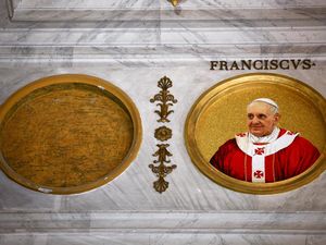 Mosaik Baru Paus Fransiskus Hiasi Basilika di Roma