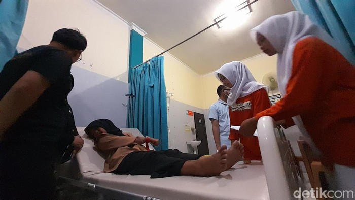 Pasien disangka keracunan yang dirawat di Puskesmas Rajapolah. Pasien disangka keracunan yang dirawat di Puskesmas Rajapolah.
