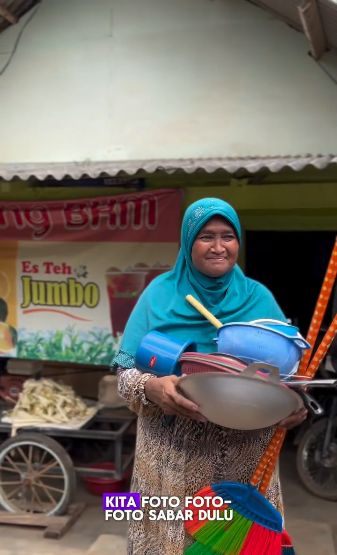 Pelajar SMA bagikan momen beri hadiah alat dapur ke warung makan langganan saat kelulusan sekolah.