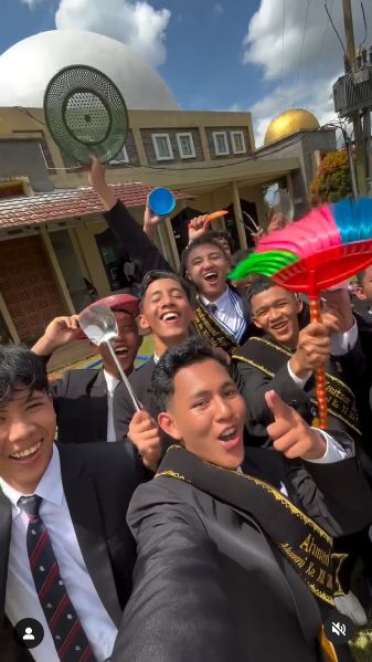 Pelajar SMA bagikan momen beri hadiah alat dapur ke warung makan langganan saat kelulusan sekolah.