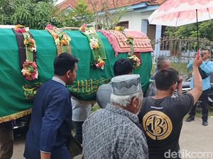 Duka Selimuti Pemakaman Suhendi yang Meninggal di Embarkasih Kertajati Duka Selimuti Pemakaman Suhendi yang Meninggal di Embarkasih Kertajati