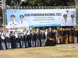 Hardiknas 2025, Ahmad Luthfi Beri Beasiswa ke 1.100 Anak Tak Sekolah