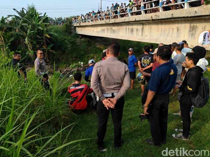 Pencarian penumpang kendaraan beroda empat Nissan Livina yang nyemplung sungai di Nganjuk. Pencarian penumpang kendaraan beroda empat Nissan Livina yang nyemplung sungai di Nganjuk.