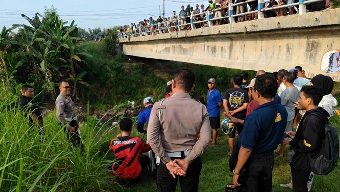 Pencarian penumpang kendaraan beroda empat Nissan Livina yang nyemplung sungai di Nganjuk.