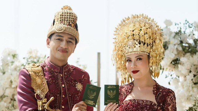 Highlight Dunia Hiburan InsertLive : 7 Momen Sakral Pernikahan Harris Vriza & Haviza Devi Pakai Adat Aceh di Bali