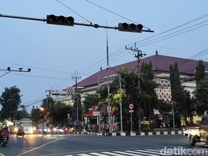 Seluruh Bali Mati Listrik, Polisi Atur Lalin Manual di Jalur Denpasar-Gilimanuk Seluruh Bali Mati Listrik, Polisi Atur Lalin Manual di Jalur Denpasar-Gilimanuk
