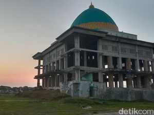 Shalat Duha Terakhir Suhandi Jelang Keberangkatan ke Tanah Suci Shalat Duha Terakhir Suhandi Jelang Keberangkatan ke Tanah Suci