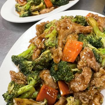 Pria Ini Bagikan Cerita Sedih saat Makan di Resto yang Sepi Pengunjung