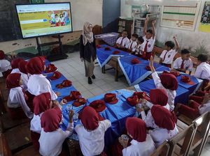 Kemendikdasmen Targetkan 300 Ribu Sekolah Punya Internet pada 2025 Kemendikdasmen Targetkan 300 Ribu Sekolah Punya Internet pada 2025