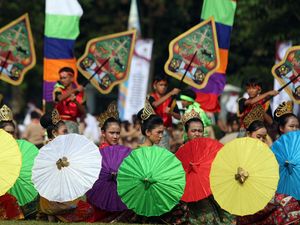 Semarak Peringatan Hardiknas 2025 di Berbagai Daerah Semarak Peringatan Hardiknas 2025 di Berbagai Daerah