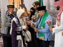 Full Senyum, Jemaah Haji RI Gelombang Pertama Mulai Tiba di Madinah