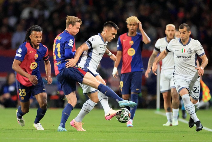 SOCCER-CHAMPIONS-BAR-INT/REPORT Soccer Football - Champions League - Semi Final - First Leg - FC Barcelona v Inter Milan - Estadi Olimpic Lluis Companys, Barcelona, Spain - April 30, 2025 FC Barcelonas Jules Kounde and FC Barcelonas Frenkie de Jong in action with Inter Milans Lautaro Martinez and Inter Milans Henrikh Mkhitaryan REUTERS/Nacho Doce