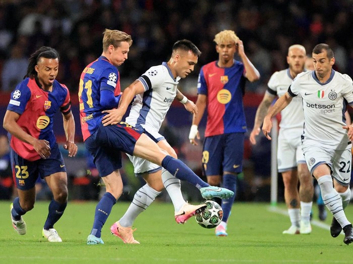 Soccer Football - Champions League - Semi Final - First Leg - FC Barcelona v Inter Milan - Estadi Olimpic Lluis Companys, Barcelona, Spain - April 30, 2025  FC Barcelonas Jules Kounde and FC Barcelonas Frenkie de Jong in action with Inter Milans Lautaro Martinez and Inter Milans Henrikh Mkhitaryan REUTERS/Nacho Doce