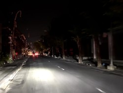 Penampakan Kawasan Kuta Gelap Gulita karena Listrik se-Pulau Bali Padam