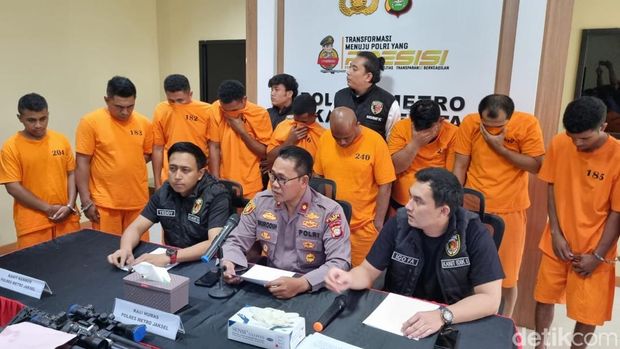Tampang 9 tersangka kasus keributan sengketa lahan di Kemang, Jaksel, kini berbaju tahanan. Tampang 9 tersangka kasus keributan sengketa lahan di Kemang, Jaksel, kini berbaju tahanan.