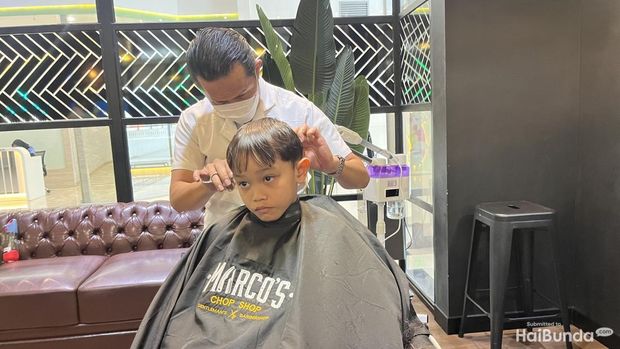 Tempat pangkas rambut anak dan ayah: Marco's