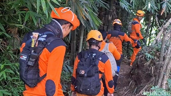Tim SAR melaksanakan penelusuran pendaki yang hilang di Gunung Saeng Bondowoso topi pendaki