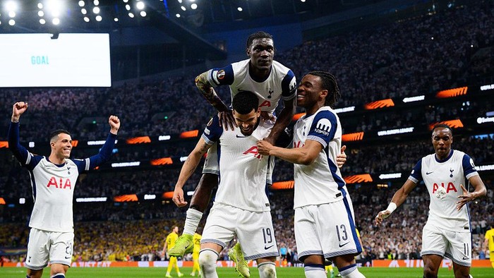 Tottenham Hotspur LONDON, ENGLAND - MAY 1: Dominic Solanke of Tottenham Hotspur FC celebrates with Destiny Udogie and Yves Bissouma after scoring goal during the UEFA Europa League 2024/25 Semi Final First Leg match between Tottenham Hotspur and FK Bodo/Glimt at Tottenham Hotspur Stadium on May 1, 2025 in London, England. (Photo by Sebastian Frej/MB Media/Getty Images)