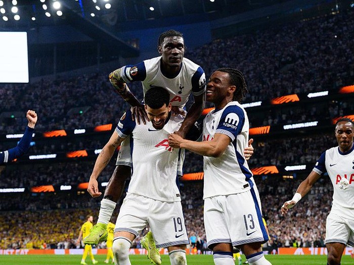LONDON, ENGLAND - MAY 1: Dominic Solanke of Tottenham Hotspur FC celebrates with Destiny Udogie and Yves Bissouma after scoring goal during the UEFA Europa League 2024/25 Semi Final First Leg match between Tottenham Hotspur and FK Bodo/Glimt at Tottenham Hotspur Stadium on May 1, 2025 in London, England. (Photo by Sebastian Frej/MB Media/Getty Images)