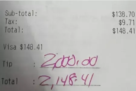 Rezeki Nomplok! Pelayan Tak Percaya Dapat Uang Tip Rp 33 Juta