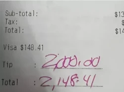 Rezeki Nomplok! Pelayan Tak Percaya Dapat Uang Tip Rp 33 Juta