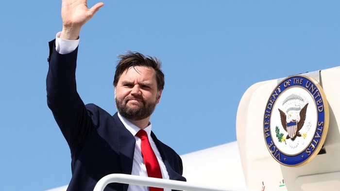 USA-VANCE/ U.S. Vice President JD Vance waves as he departs Charleston, South Carolina, U.S., May 1, 2025. REUTERS/Kevin Lamarque/Pool