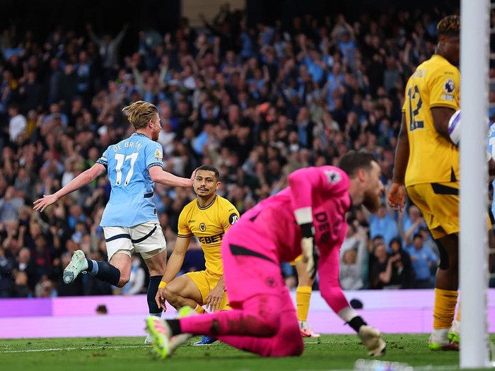 MANCHESTER, ENGLAND - MAY 2: Kevin De Bruyne of Manchester City celebrates after scoring his teams first goal during the Premier League match between Manchester City FC and Wolverhampton Wanderers FC at Etihad Stadium on May 2, 2025 in Manchester, England. (Photo by Molly Darlington/Copa/Getty Images)