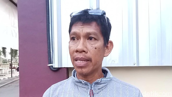 Ahmad di saat melapor ke Mapolrestabes Palembang. Ahmad di saat melapor ke Mapolrestabes Palembang. motor dibawa kabur