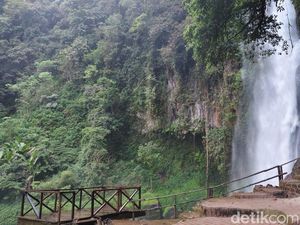 Berwisata ke Sikulikap, Melepaskan Penat di Bawah Air Terjun Berwisata ke Sikulikap, Melepaskan Penat di Bawah Air Terjun