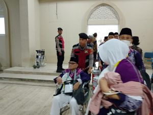 Polisi Jamin Keamanan Calon Jemaah Haji di Embarkasi Kertajati Polisi Jamin Keamanan Calon Jemaah Haji di Embarkasi Kertajati