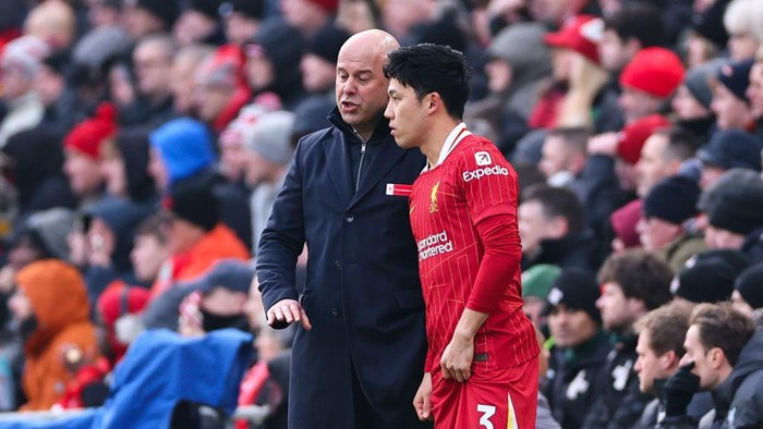 Arne Slot-Wataru Endo LIVERPOOL, ENGLAND - FEBRUARY 16: Arne Slot manager / head coach of Liverpool and Wataru Endo of Liverpool during the Premier League match between Liverpool FC and Wolverhampton Wanderers FC at Anfield on February 16, 2025 in Liverpool, England. (Photo by Robbie Jay Barratt - AMA/Getty Images)