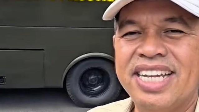 Gosip Terkini Selebriti Insertlive : Dedi Mulyadi Minta Ayu Ting Ting Pilih Masuk Barak atau ke KUA