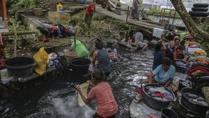 Belum Tersentuh Layanan Air Bersih, Emak-emak Ini Mencuci di Aliran Kolam Wisata
