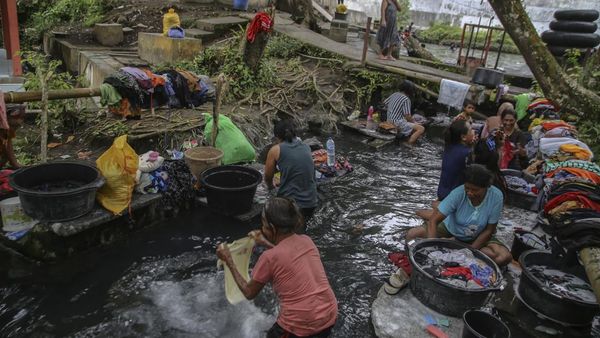 Belum Tersentuh Layanan Air Bersih, Emak-emak Ini Mencuci di Aliran Kolam Wisata