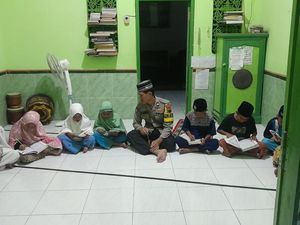 Kisah Pak Bhabin Aipda Jawahir di Rembang Bimbing Ngaji-Baca Gratis Sejak 1994 Kisah Pak Bhabin Aipda Jawahir di Rembang Bimbing Ngaji-Baca Gratis Sejak 1994
