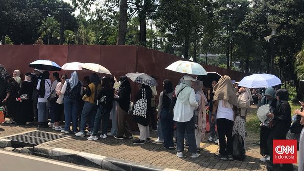 Penggemar mengaku kecewa karena harus membeli tiket  DAY6 3RD WORLD TOUR in JAKARTA 2025 langsung di lokasi alias on the spot usai refund dari layanan tiket.com.