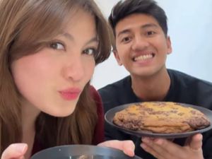 Potret Serunya Kulineran Harris Vriza Bareng Istri Potret Serunya Kulineran Harris Vriza Bareng Istri