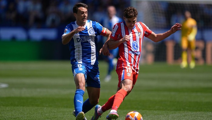 VITORIA-GASTEIZ, SPAIN - MAY 03: Ander Guevara of Deportivo Alaves challenges Julian Alvarez of Atletico de Madrid during the LaLiga match between Deportivo Alaves and Atletico de Madrid at Estadio de Mendizorroza on May 03, 2025 in Vitoria-Gasteiz, Spain. (Photo by Juan Manuel Serrano Arce/Getty Images)