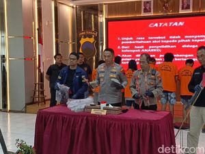 Polrestabes Semarang Buru Penyandera Polisi saat Demo May Day Ricuh Polrestabes Semarang Buru Penyandera Polisi saat Demo May Day Ricuh
