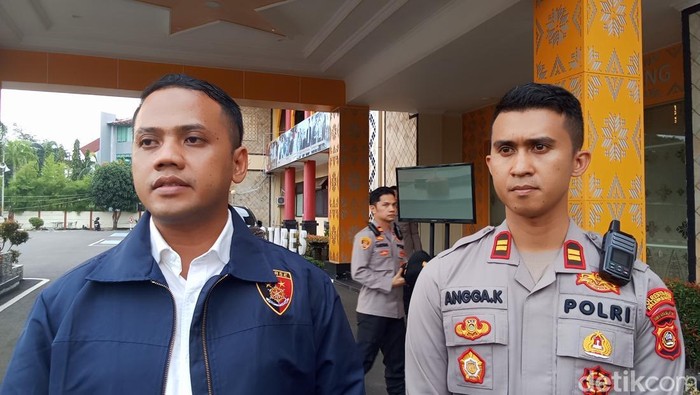 Kasat Reskrim Polrestabes Palembang AKBP Andrie Setiawan didampingi Kapolsek Kertapati Iptu Angga Kurniawan. Kasat Reskrim Polrestabes Palembang AKBP Andrie Setia wan didampingi Kapolsek Kertapati Iptu Angga Kurniawan. saksi diperiksa