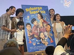 Keluarga Super Irit, Film atau Fakta Keluarga Dwi Sasono Nih? Keluarga Super Irit, Film atau Fakta Keluarga Dwi Sasono Nih?