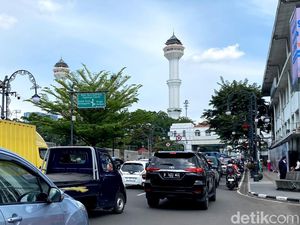 Bandung di Hari Libur: Jalan Asia Afrika Ramai Dijejali Wisatawan