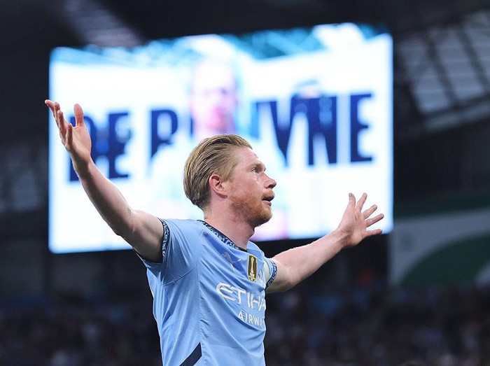 MANCHESTER, ENGLAND - MAY 02: Kevin De Bruyne of Manchester City celebrates after scoring their side's first goal during the Premier League match between Manchester City FC and Wolverhampton Wanderers FC at Etihad Stadium on May 02, 2025 in Manchester, England. (Photo by James Gill - Danehouse/Getty Images)