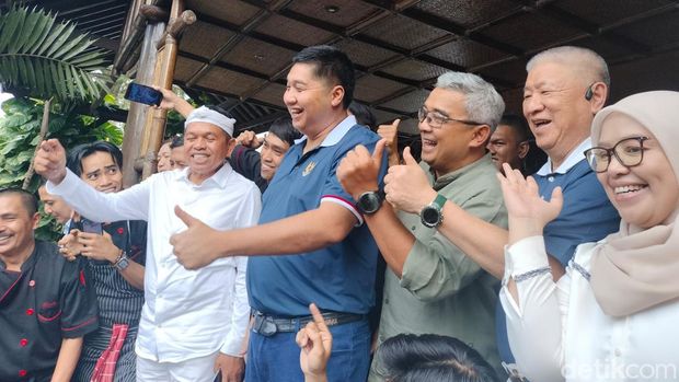 (kiri-kanan) Gubernur Jawa Barat Dedi Mulyadi, Menteri PKP Maruarar Sirait, Wali Kota Bandung Muhammad Farhan, pendiri Agung Sedayu Group Sugianto Kusuma (Aguan), dan Direktur Jenderal Perumahan Perkotaan Kementerian PKP Sri Haryati