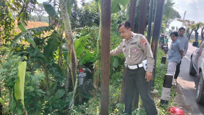 Lokasi ibu naik motor meninggal usai masuk parit di Pasuruan. ibu naik motor ibu naik motor