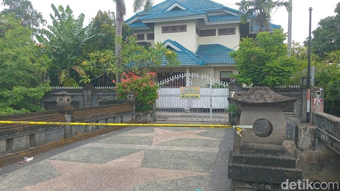 Lokasi mayit Remy ketika didapatkan tewas di dalam kendaraan beroda empat merah, Lokasi mayit Remy ketika didapatkan tewas di dalam kendaraan beroda empat merah,