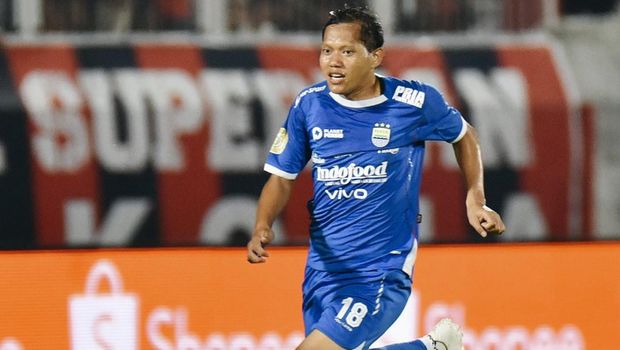 Gelandang Persib Adam Alis berduel dengan pemain Malut United pertandingan pekan ke-31 Liga 1 2024/25 di Stadion Gelora Kie Raha, Ternate, Maluku Utara, Jumat, 2 Mei 2025. (PERSIB/Barly Isham)