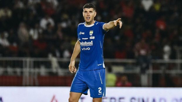 Bek Persib Nick Kuipers saat melawan Malut United pertandingan pekan ke-31 Liga 1 2024/25 di Stadion Gelora Kie Raha, Ternate, Maluku Utara, Jumat, 2 Mei 2025. (PERSIB/Barly Isham)