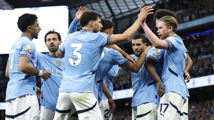Manchester City Soccer Football - Premier League - Manchester City v Wolverhampton Wanderers - Etihad Stadium, Manchester, Britain - May 2, 2025 Manchester Citys Kevin De Bruyne celebrates scoring their first goal with teammates Action Images via Reuters/Jason Cairnduff EDITORIAL USE ONLY. NO USE WITH UNAUTHORIZED AUDIO, VIDEO, DATA, FIXTURE LISTS, CLUB/LEAGUE LOGOS OR LIVE SERVICES. ONLINE IN-MATCH USE LIMITED TO 120 IMAGES, NO VIDEO EMULATION. NO USE IN BETTING, GAMES OR SINGLE CLUB/LEAGUE/PLAYER PUBLICATIONS. PLEASE CONTACT YOUR ACCOUNT REPRESENTATIVE FOR FURTHER DETAILS..